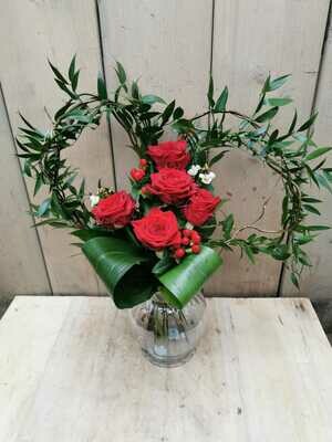 Herzblatt mit roten Rosen