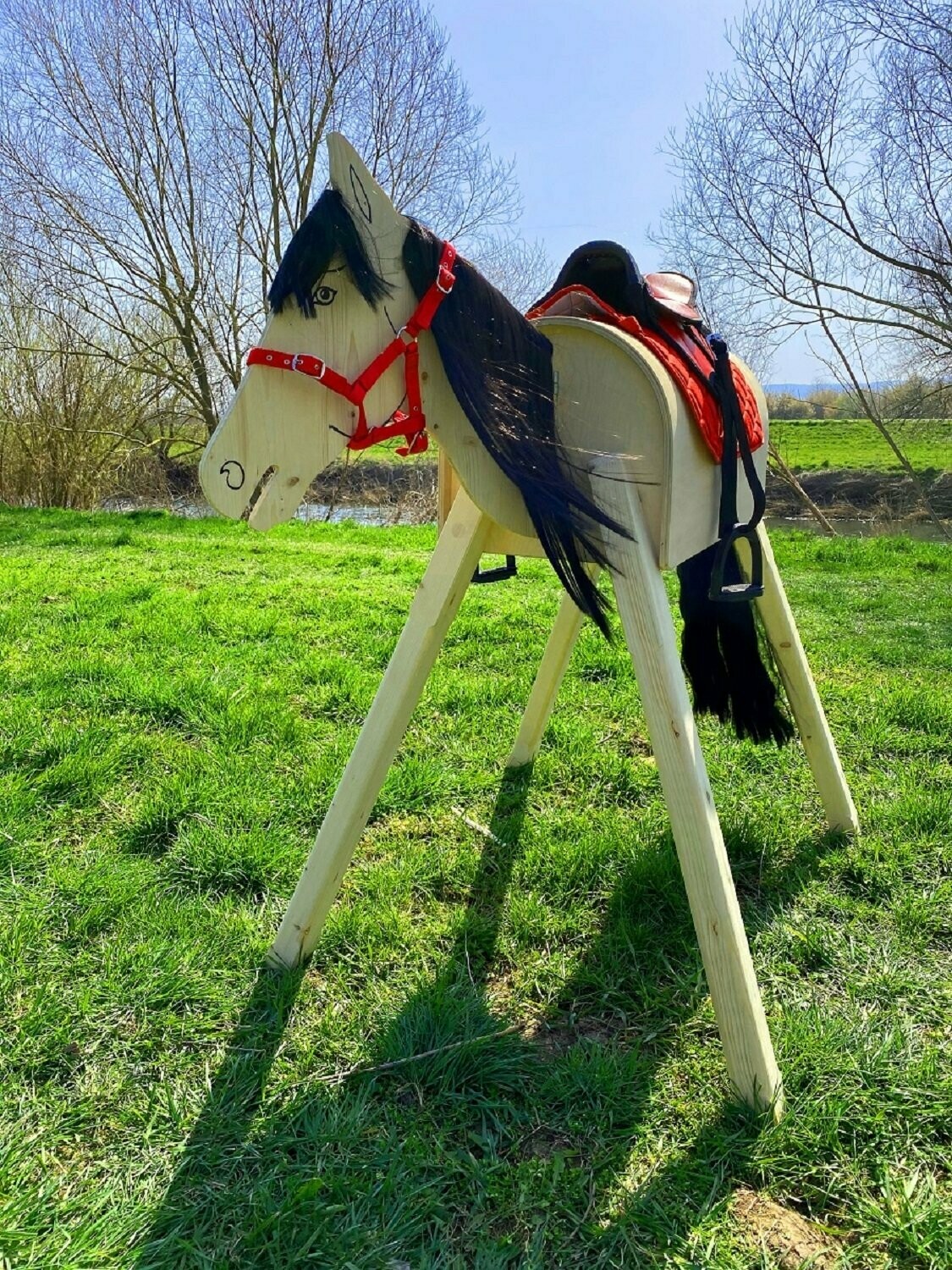 Holzpferd "Luna"  A - schwarze  Mähne, roter Sattel und Halfter