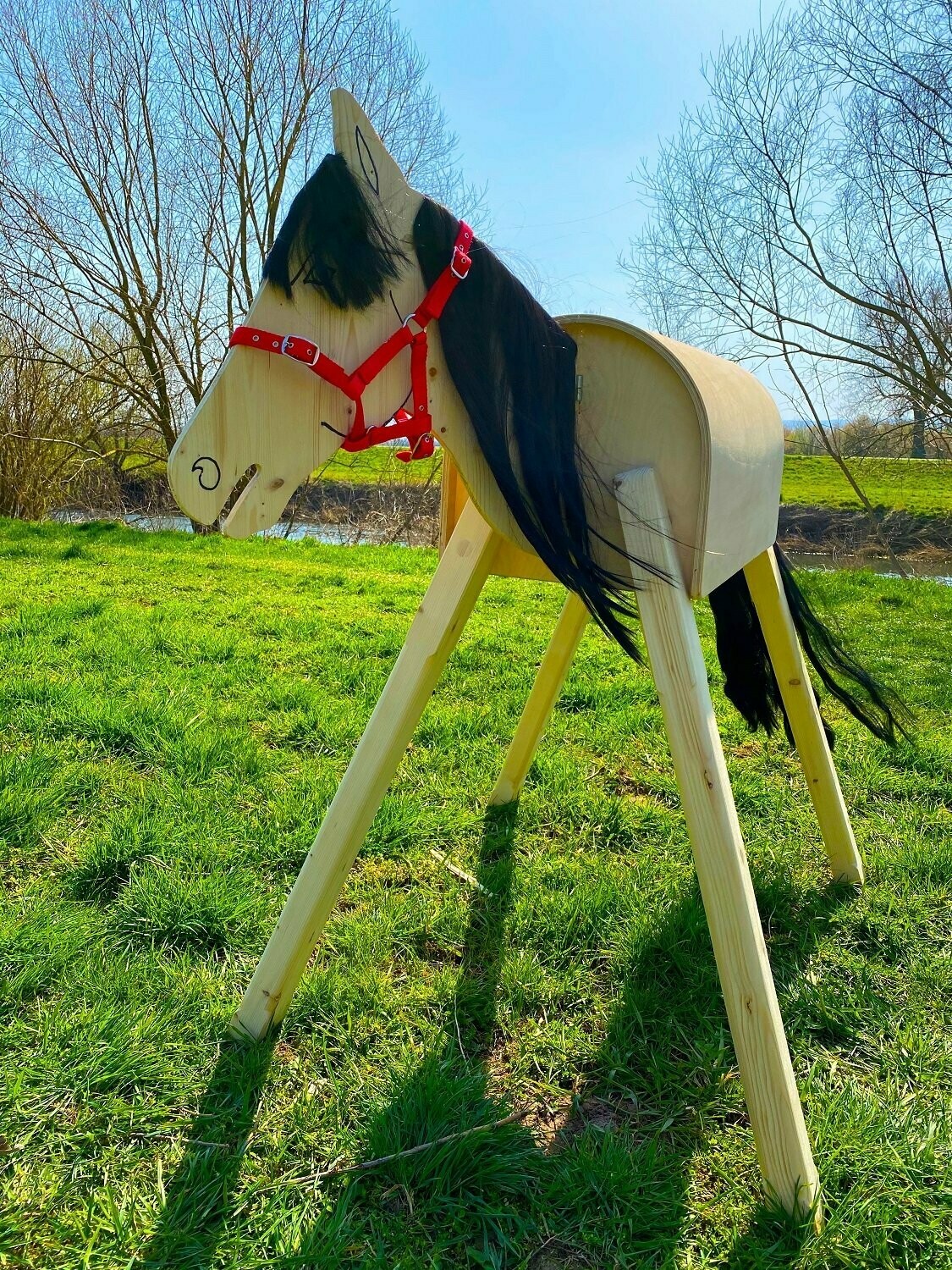 Holzpferd "Luna"  A - schwarze Mähne und  Halfter rot