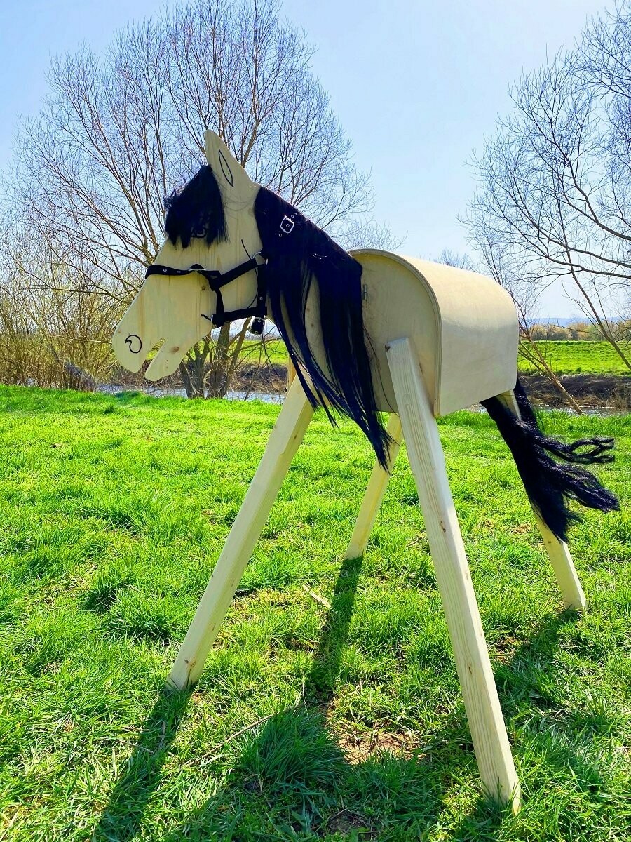 Holzpferd "Luna"  A - schwarze  Mähne und Halfter schwarz