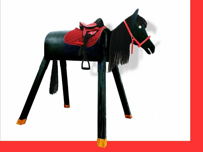 "Nayeli" schwarze Mähne, roter Sattel und Halfter