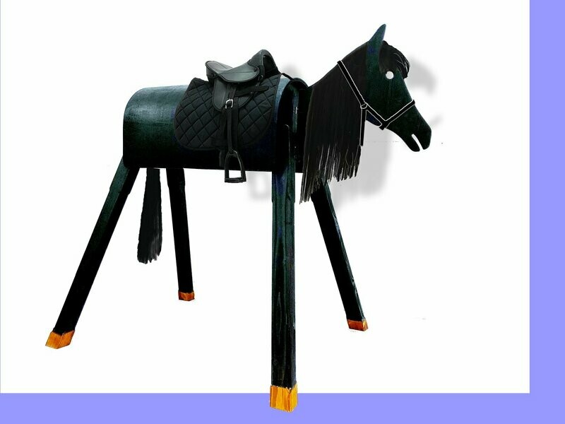 "Nayeli" schwarze Mähne, schwarzer Sattel und Halfter