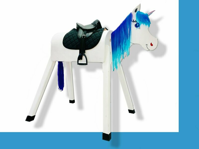 "Winona" hellblaue Mähne und schwarzer Sattel mit Horn
