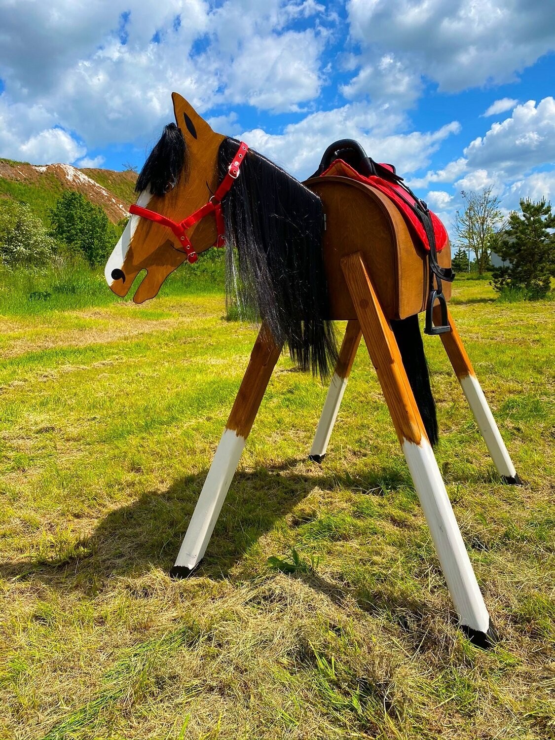 Holzpferd "César" A - schwarze  Mähne, roter Sattel und Halfter