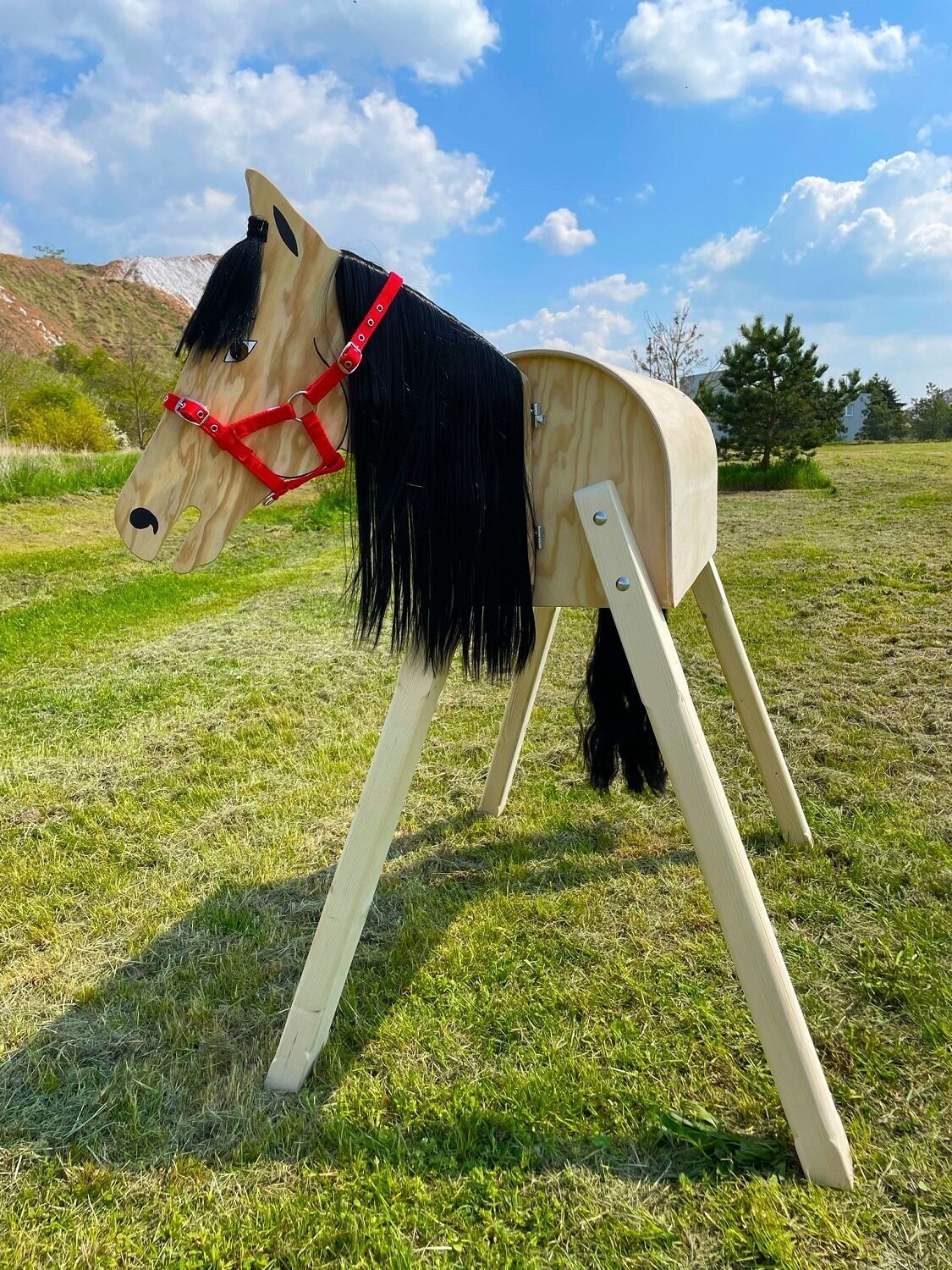 Holzpferd "Luna"  B - schwarze  Mähne und Halfter rot