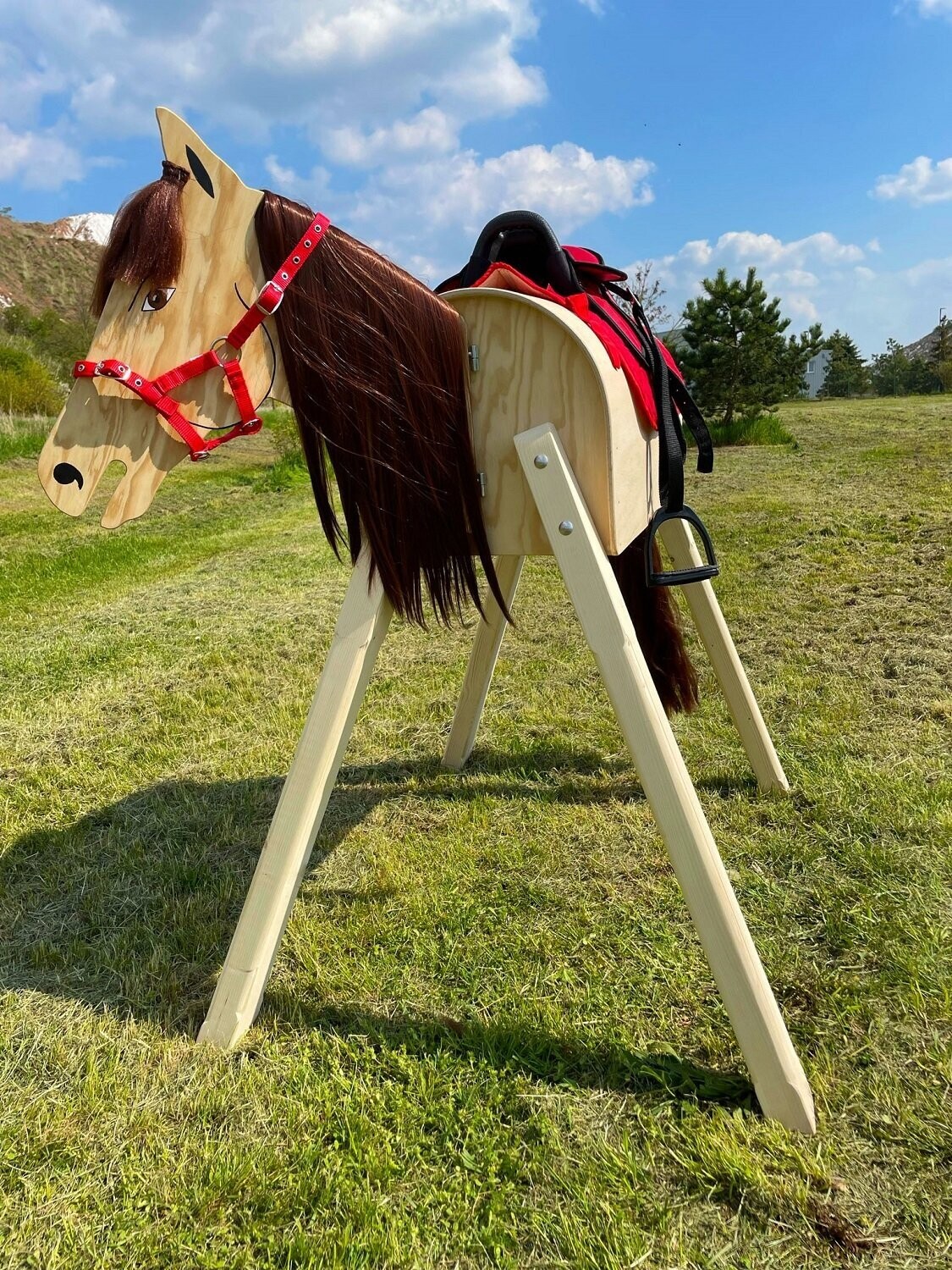 Holzpferd "Luna"  B - braune  Mähne, roter Sattel und Halfter