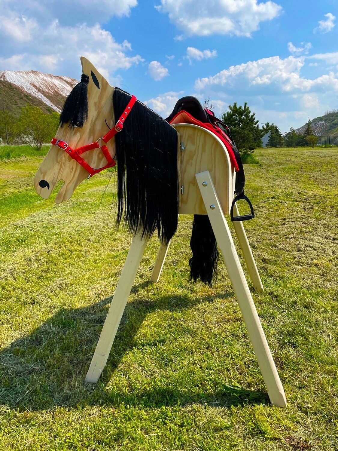 Holzpferd "Luna"  B - schwarze  Mähne, roter Sattel und Halfter
