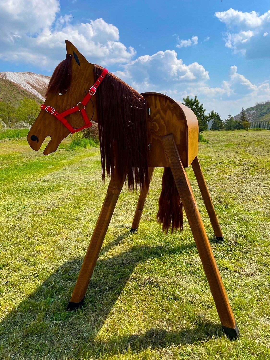 Holzpferd "Texas"  B - braune Mähne und Halfter rot