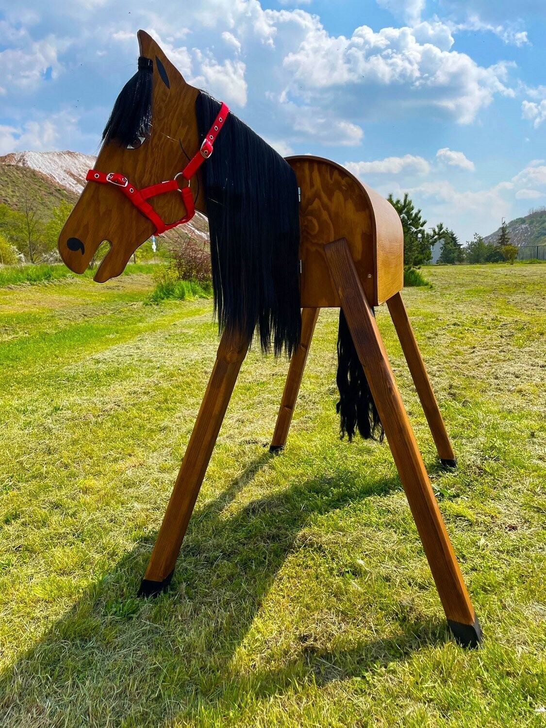 Holzpferd "Texas"  B - schwarze  Mähne und Halfter rot