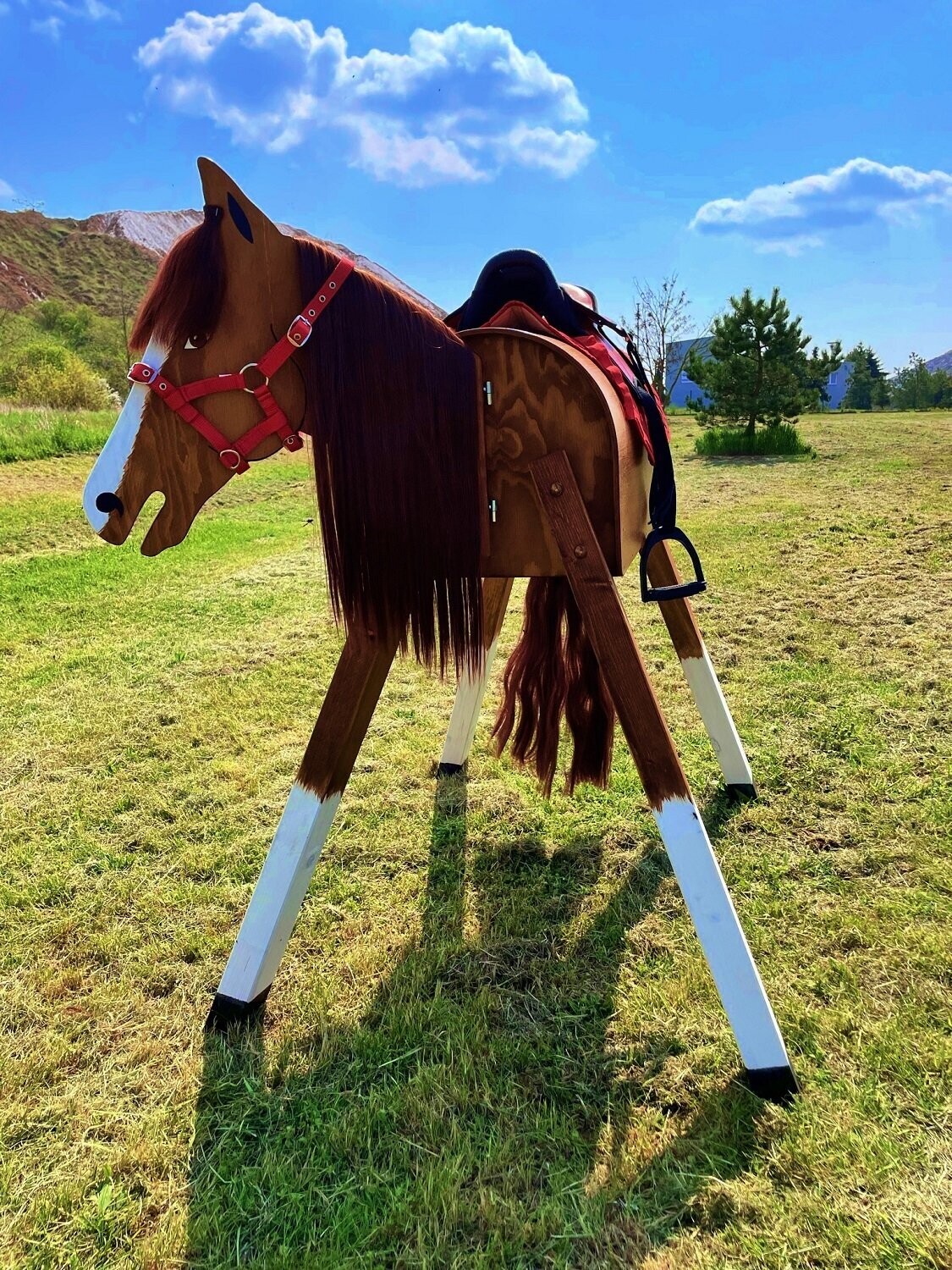 Holzpferd "César" C -  braune  Mähne, roter Sattel und Halfter