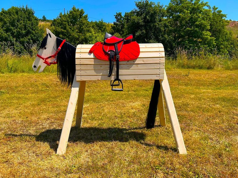 Holzpferd Holzpferd "Lisa" - schwarze Mähne, roter Sattel und Halfter