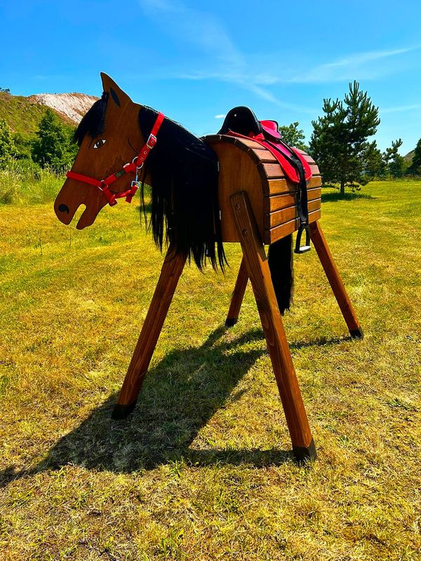Holzpferd Holzpferd "Emma" - schwarze Mähne, roter Sattel und Halfter