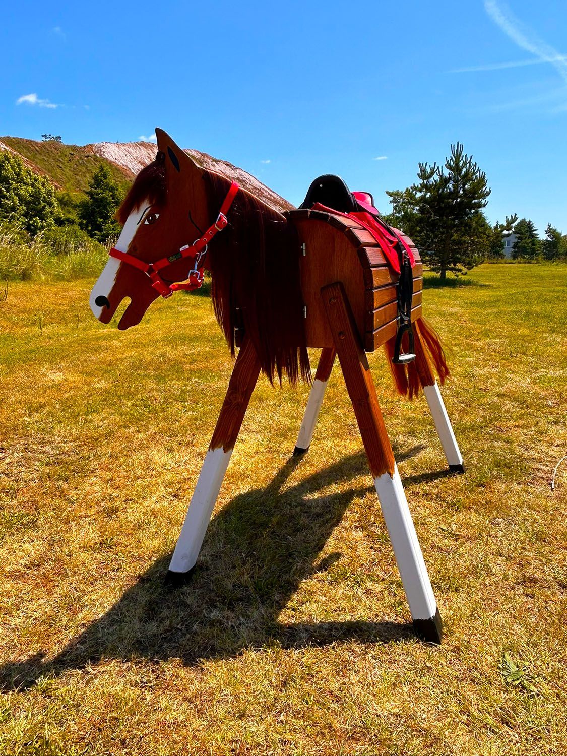 Holzpferd "Charlie" - braune Mähne, roter Sattel und Halfter
