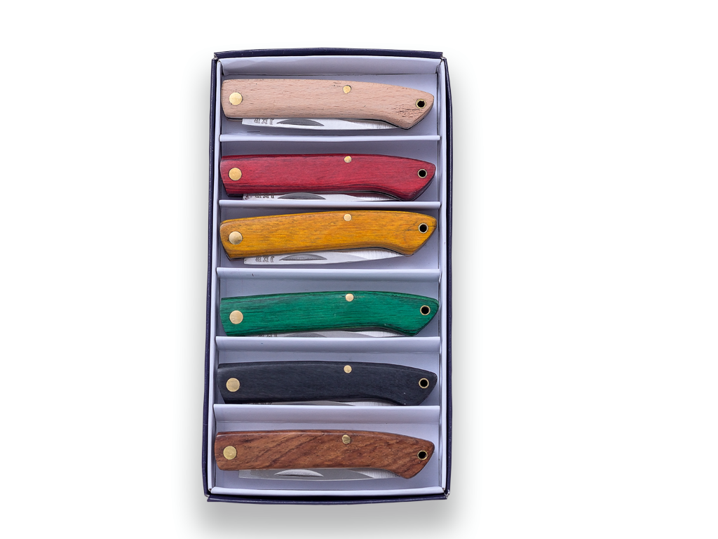 KIT DE NAVAJAS DE 6 PIEZAS, HOJA DE 6 CM Y CACHAS EN MADERA DE VARIOS COLORES.
