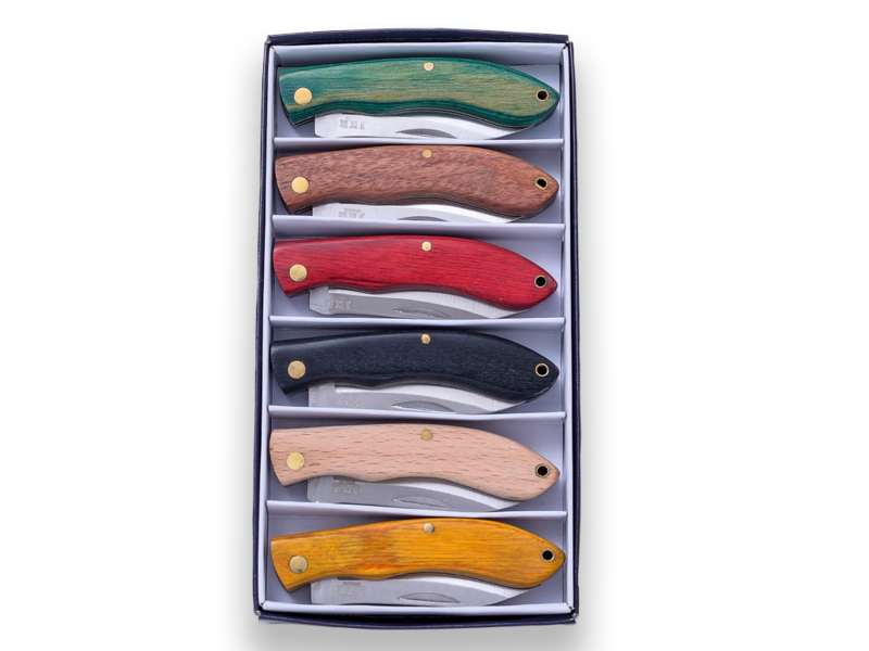 KIT DE NAVAJAS DE 6 PIEZAS, HOJA DE 6 CM Y CACHAS EN MADERA DE VARIOS COLORES.