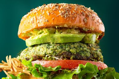 Nr. 65 Avocado Burger mit Pommes