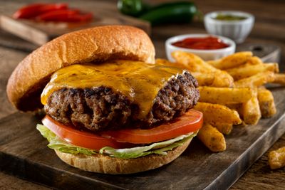 Nr. 66 Cheeseburger mit Pommes