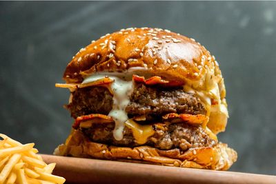 Nr. 64 Smash Burger All in mit Pommes