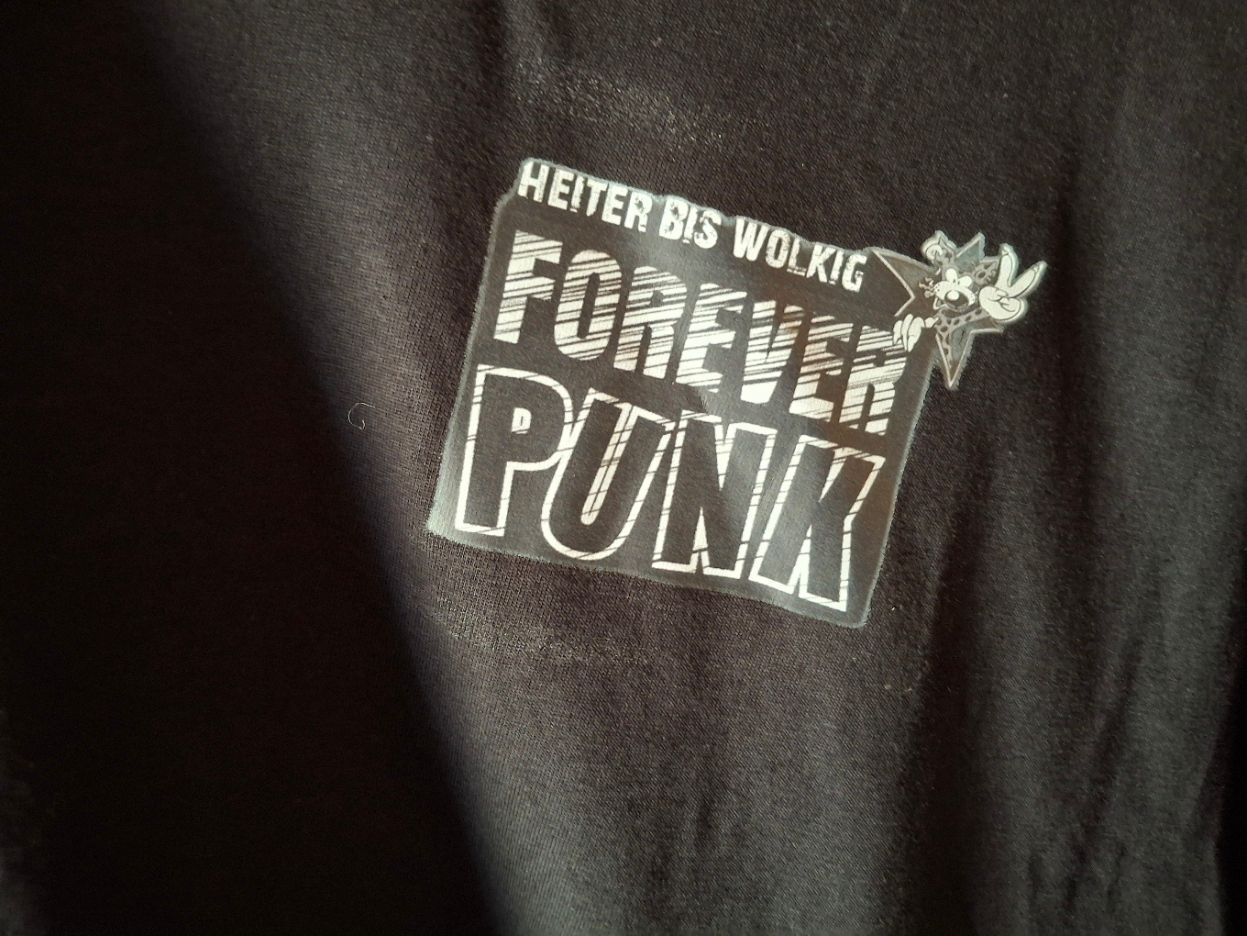 T-Shirt schwarz mit Brustlogo "Heiter bis Wolkig Forever Punk", versch. Größen