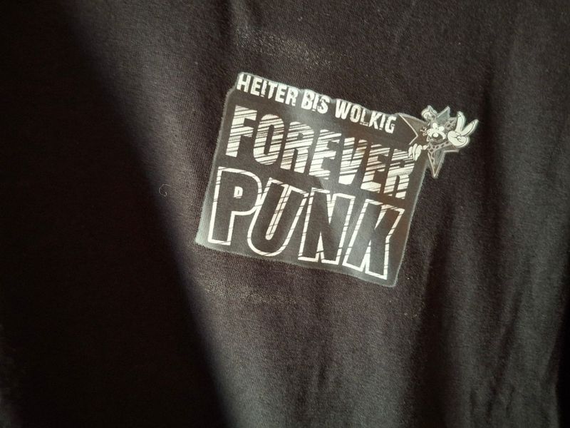 T-Shirt schwarz mit Brustlogo T-Shirt schwarz mit Brustlogo "Heiter bis Wolkig Forever Punk", versch. Größen