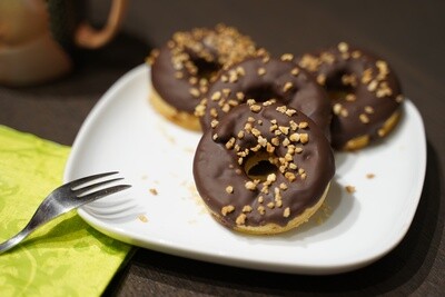 4 Schoki Krokant Snacks in Donut-Form