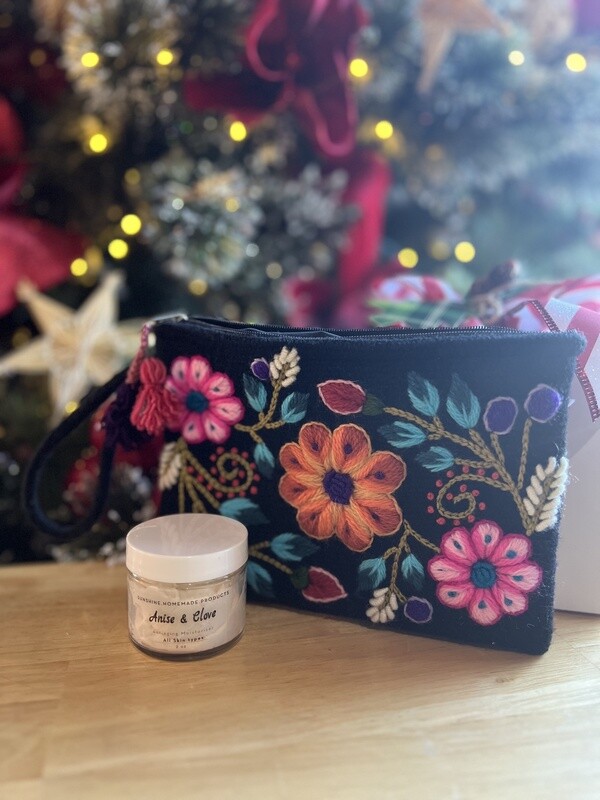 Cosmetic Bag with Anise and Clove Anti-aging Cream