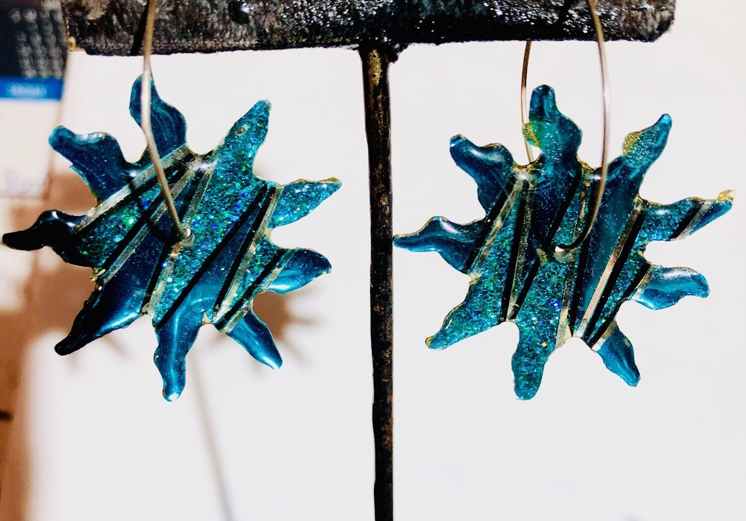 Blue Metallic Sunburst Spinning Earrings

graphics on metal holograms