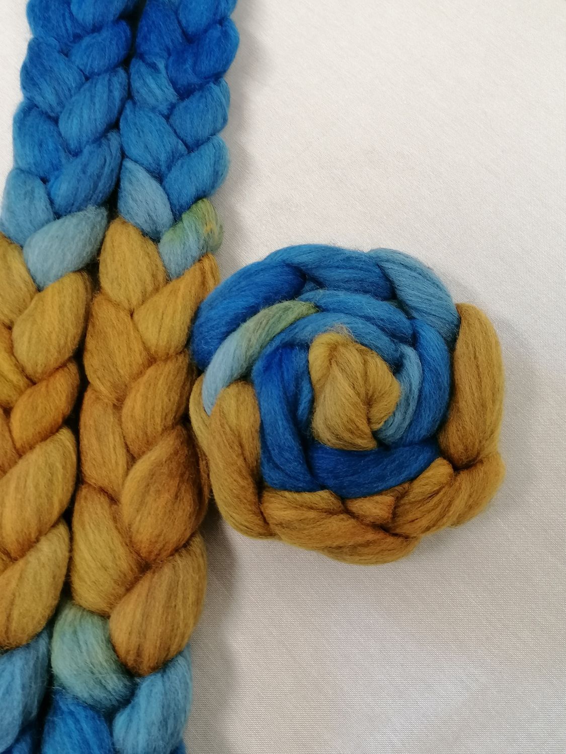 CORRIEDALE SPINNEFIBER - Håndfarget 98