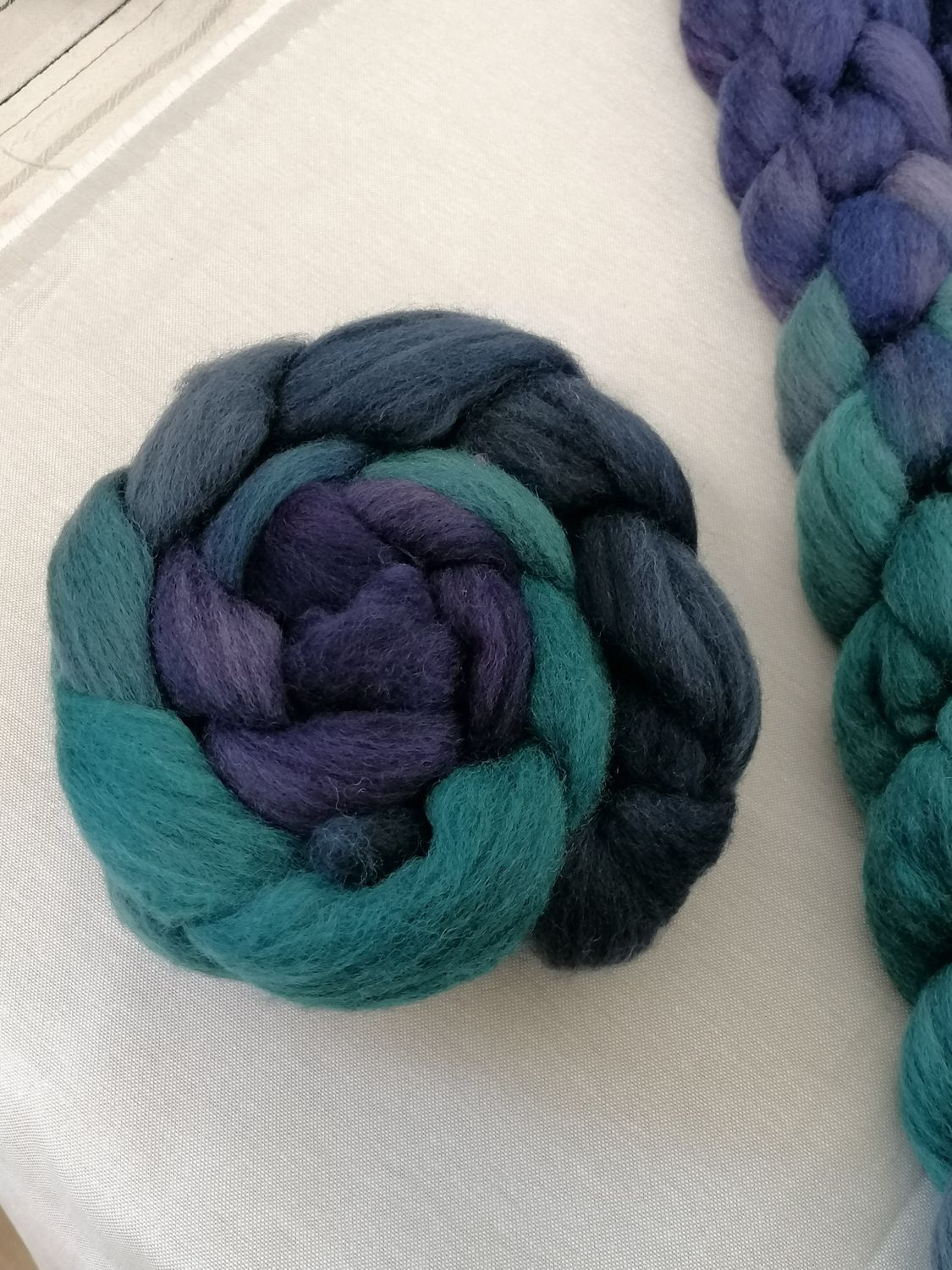 CORRIEDALE SPINNEFIBER - Håndfarget 93