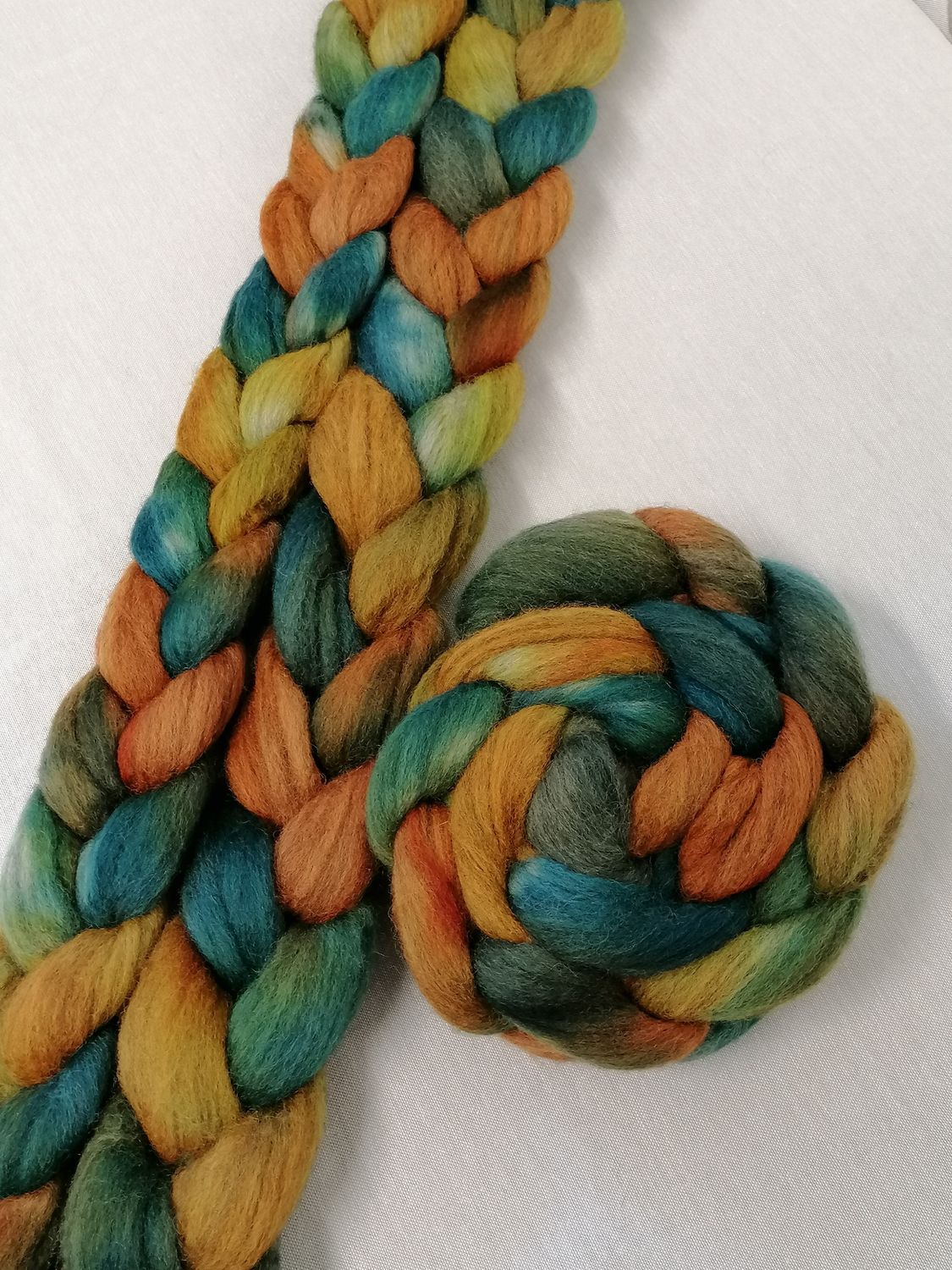 CORRIEDALE SPINNEFIBER - Håndfarget 100