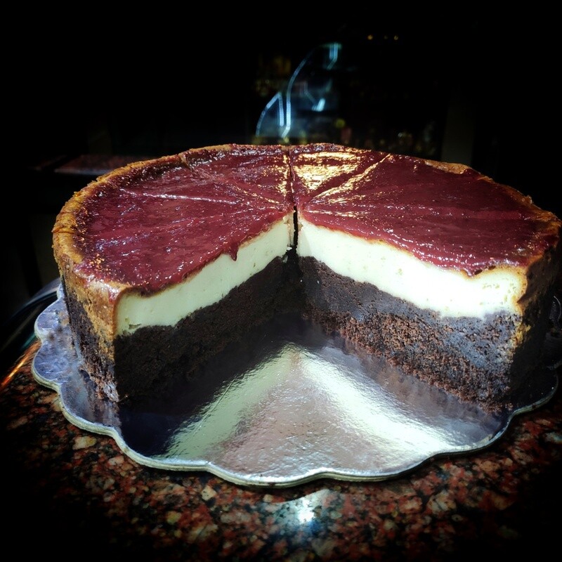 Cheesecake de Brownie con Sirope de Fresa