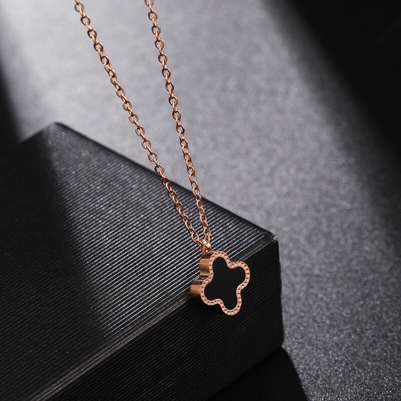 Double-sided clover necklace
