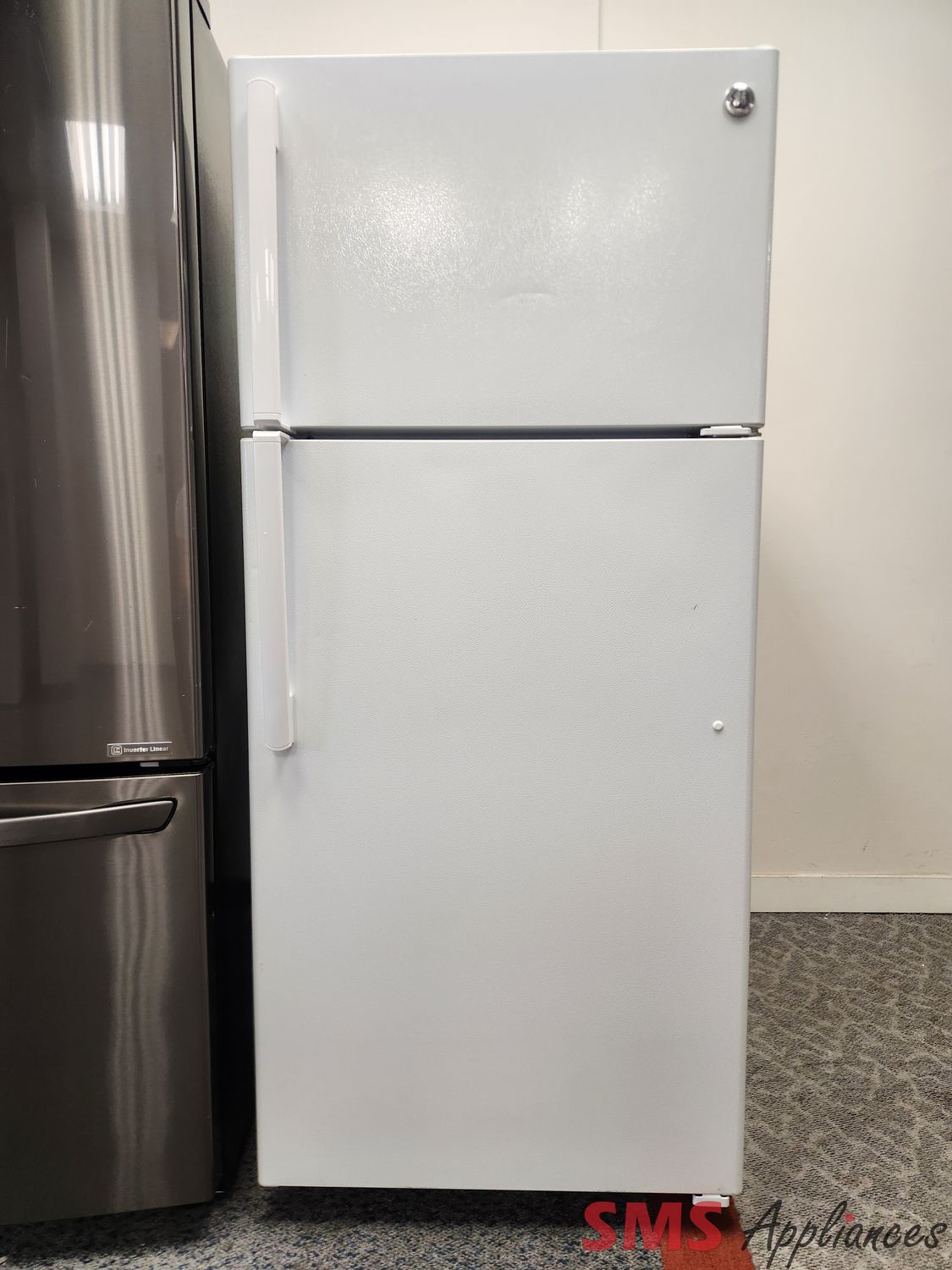 GE 28" Top Mount Fridge GTE16DTHCRWW