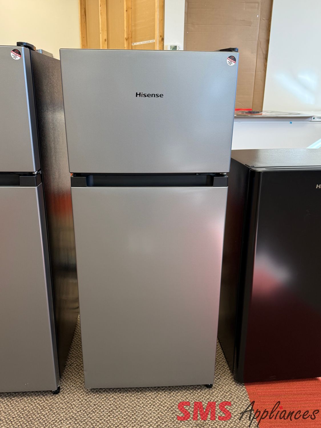 Open Box - Scratch & Dent Hisense 19" Top Mount Refrigerator HRT044VE