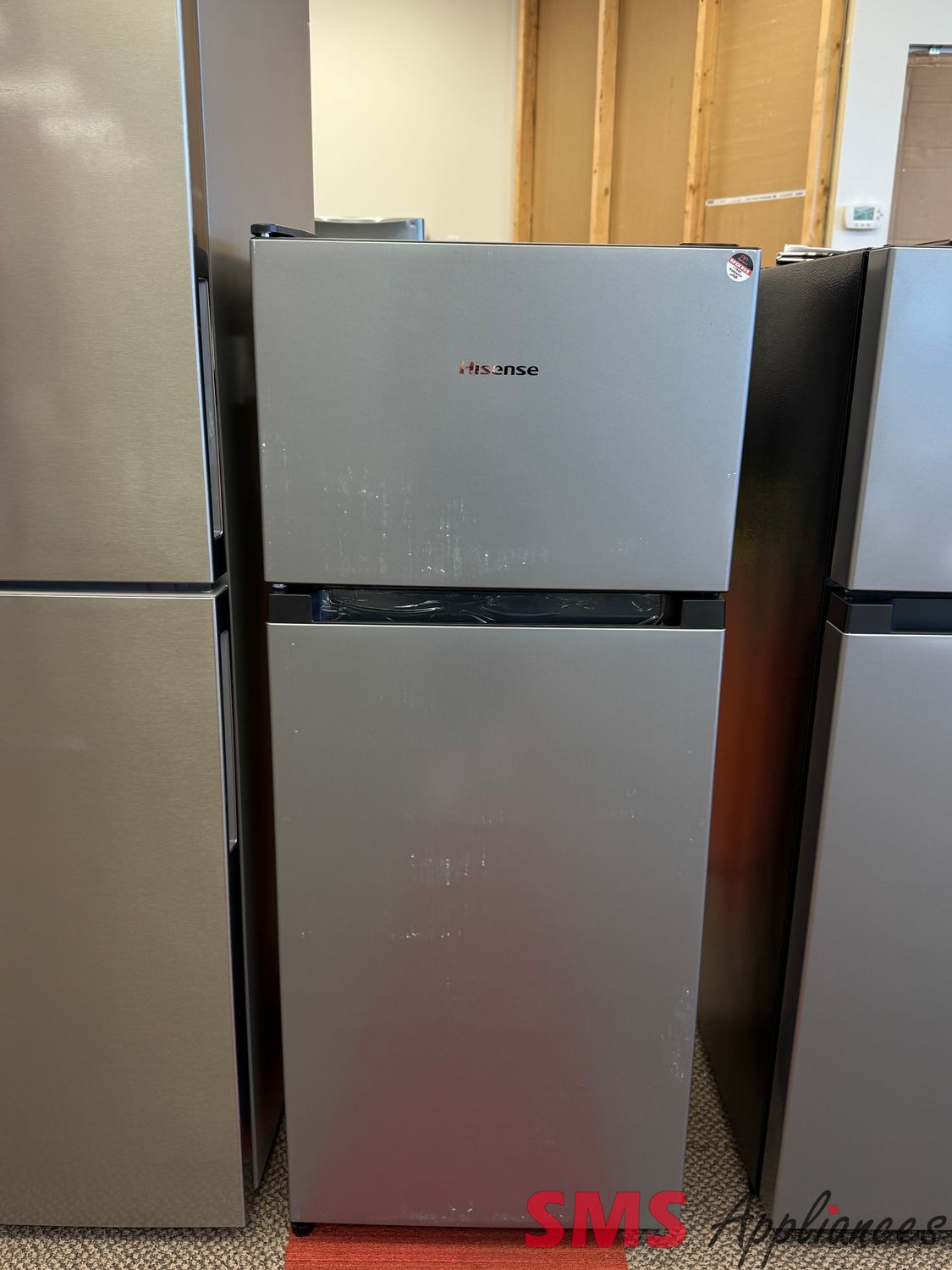 Open Box - Scratch & Dent Hisense 19" Top Mount Refrigerator HRT044VE