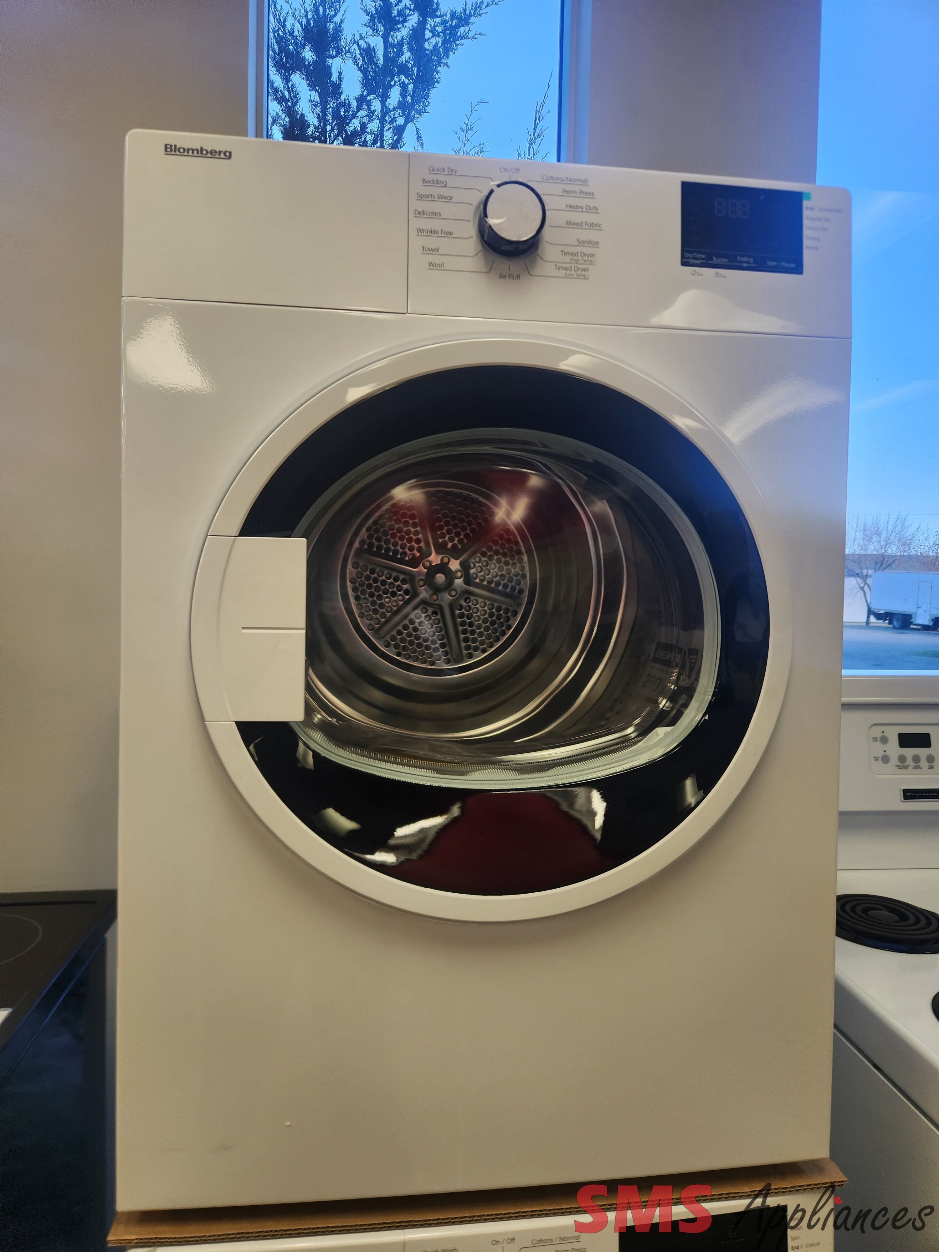 BRAND NEW Blomberg 24