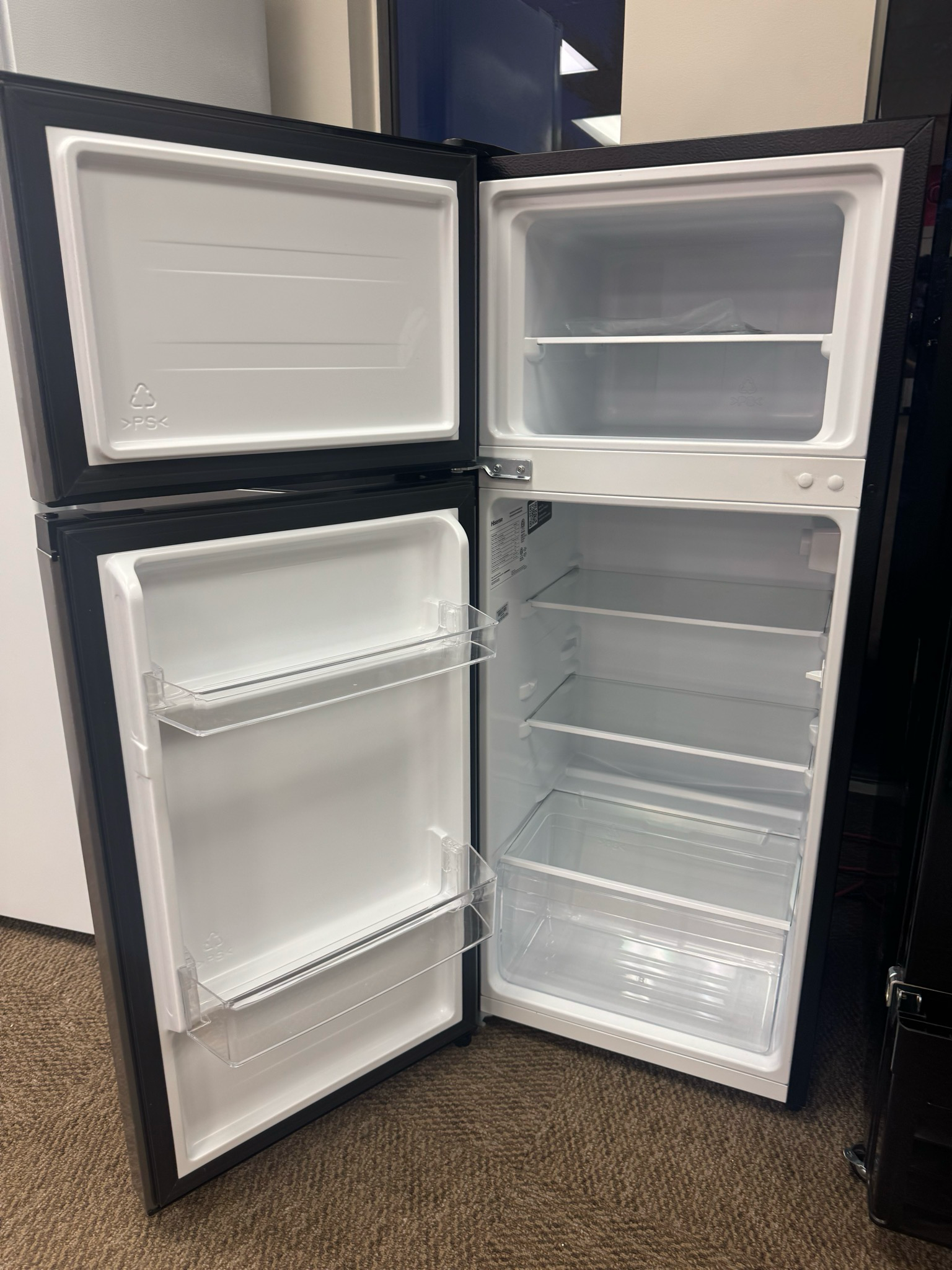 Open Box - Scratch & Dent Hisense HRT044Ve