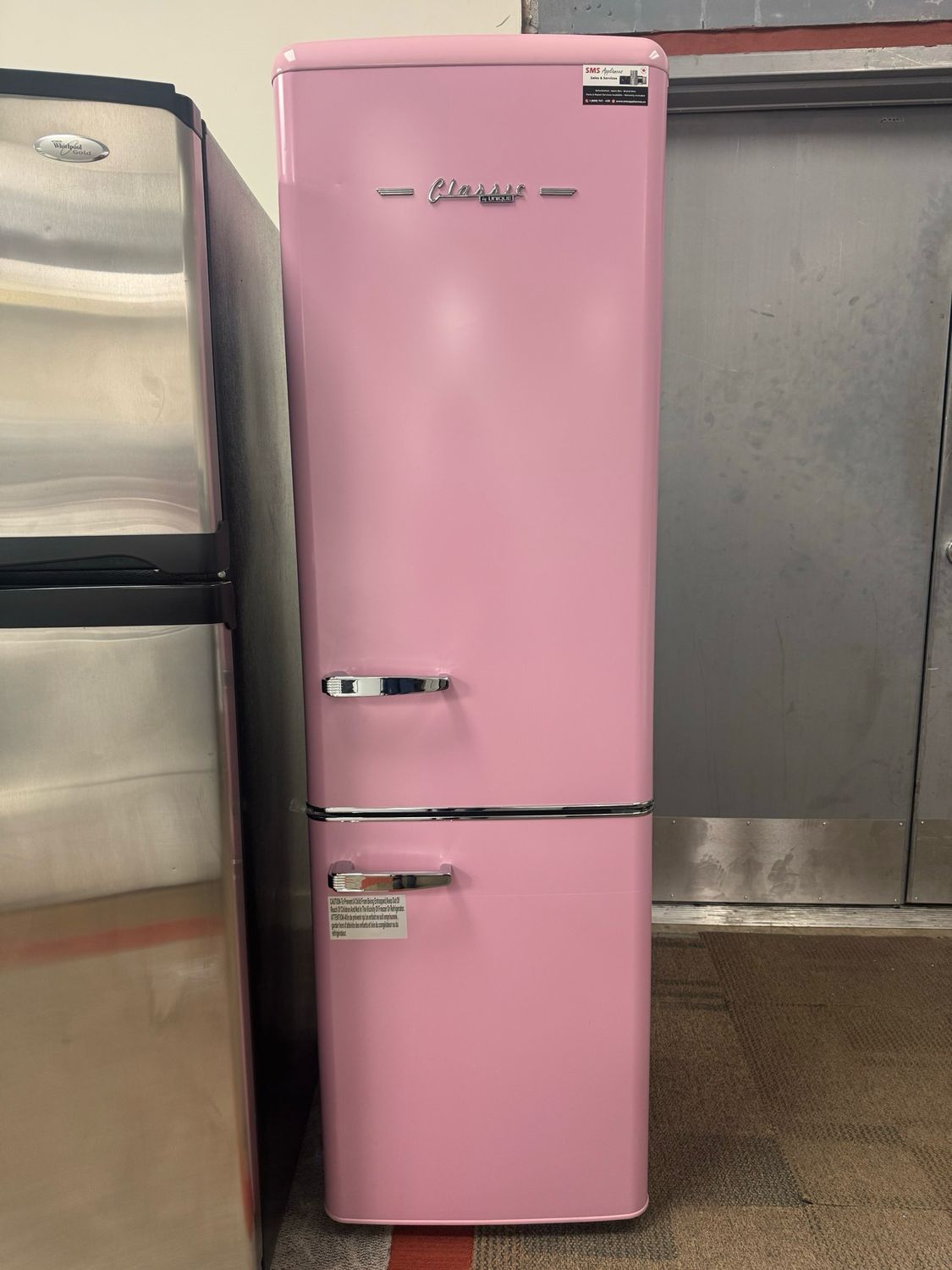 Open Box- Scratch & Dent Unique Classic 24” Bottom Mount Fridge