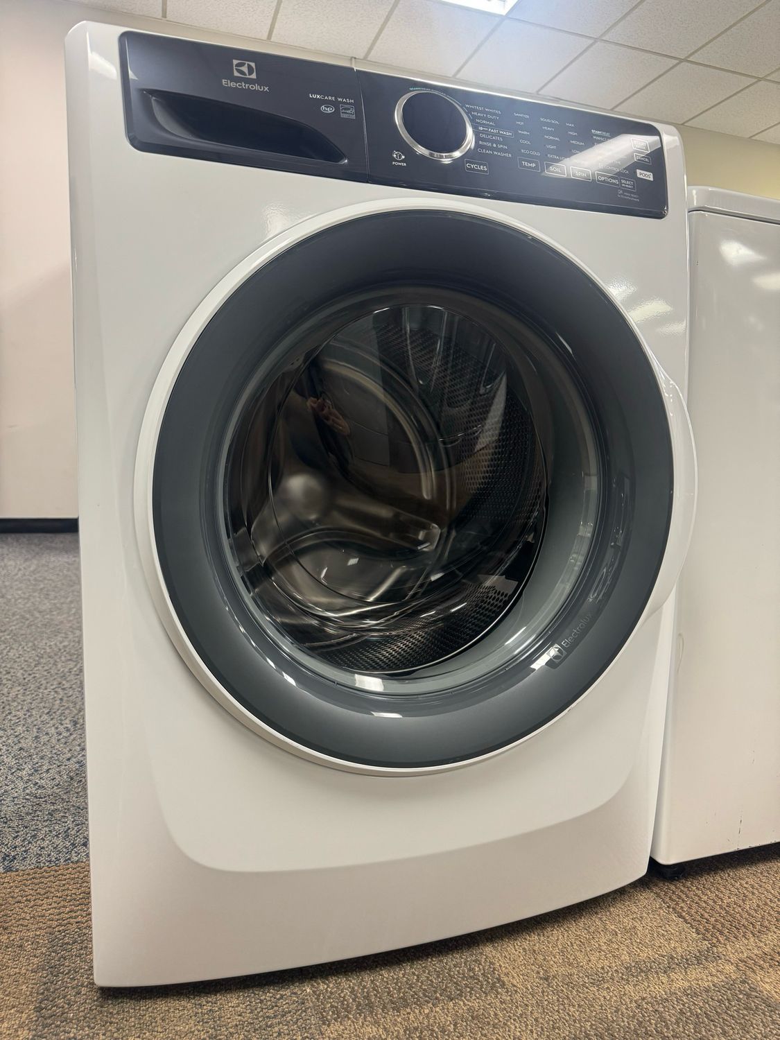 Refurbished Electrolux Front Load Washer ELFW7437AW