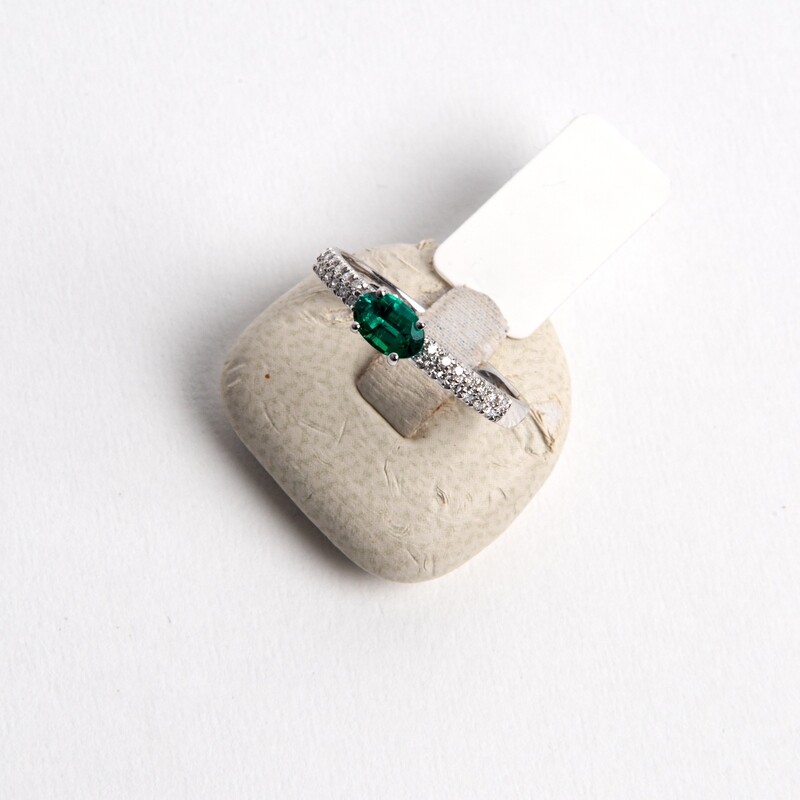 Bague or 18 carats, émeraude et diamants