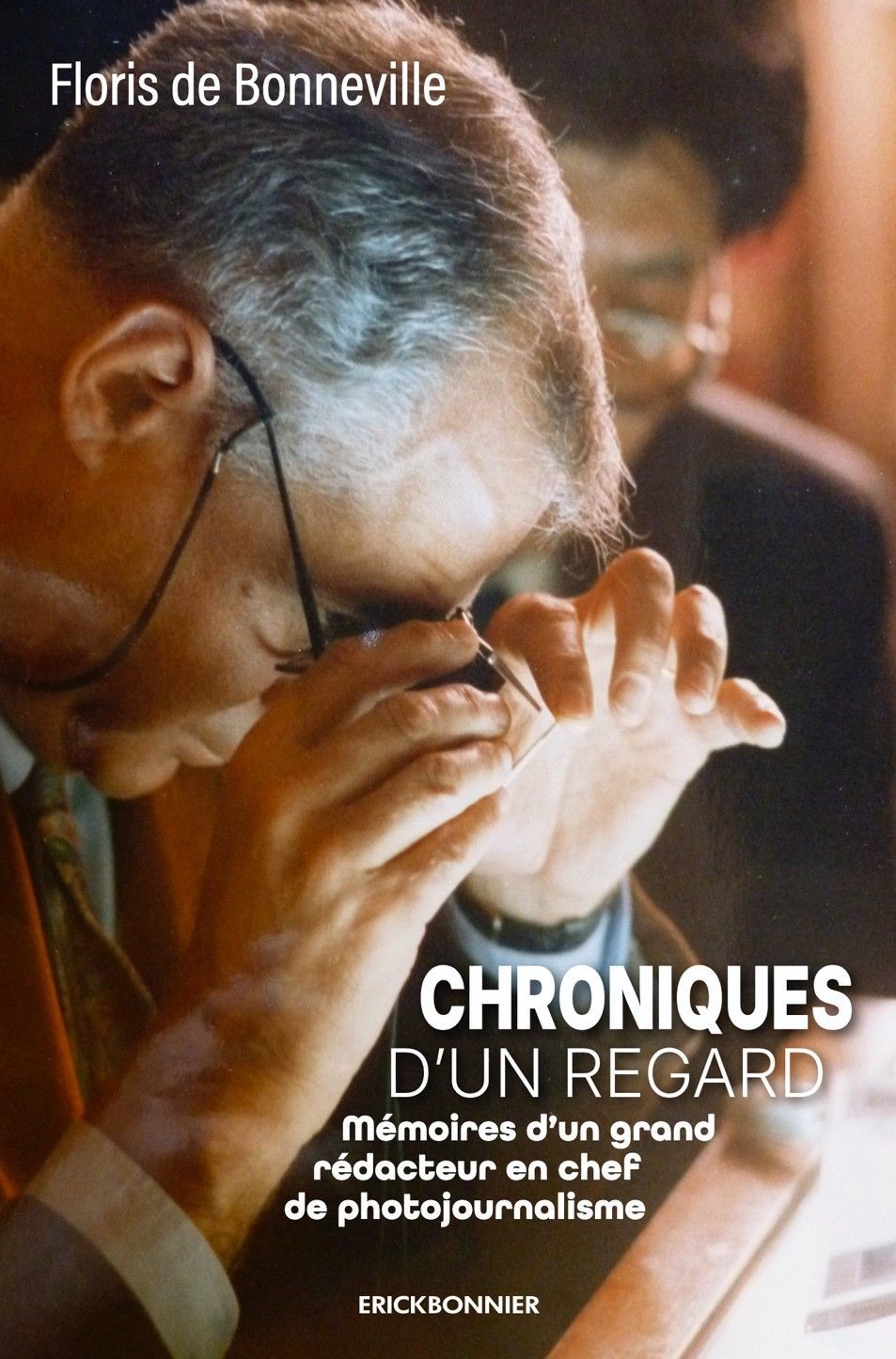 CHRONIQUES D'UN REGARD CHRONIQUES D'UN REGARD