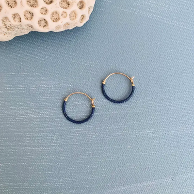 Alice Rise Single Note Hoop in Navy AL25