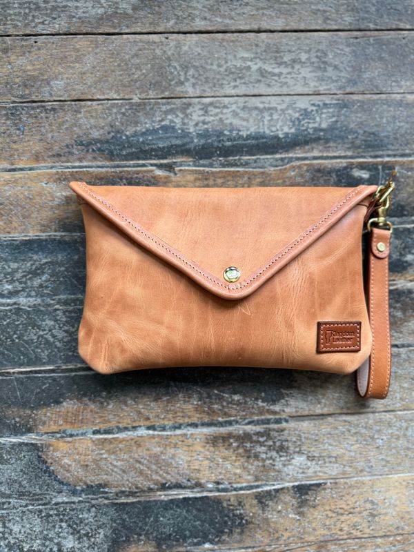 Kingdom Leather Passenger Clutch in Natural
