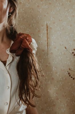 Eloise Et Moi Plant Dyed Plastic Free Organza Silk Scrunchy in Bourbon EM11