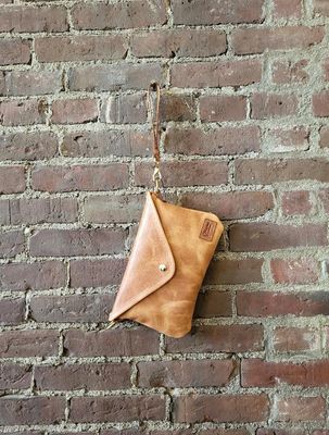 Kingdom Leather Passenger Clutch with Strap in Natural