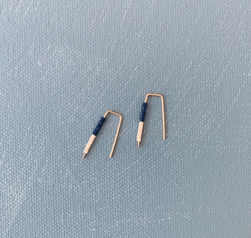 Alice Rise Little Quill Earring in Navy/Chalk AL35