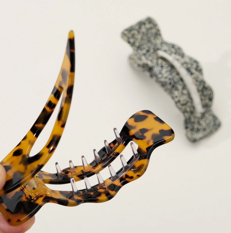 Adorro Jane Core Scalloped Flat Lay Claw Clip in Tortoise AD152