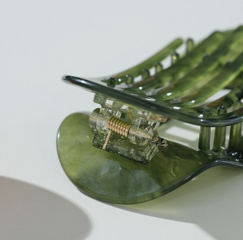 Adorro Oval Flat Lay Claw Clip in Green AD160