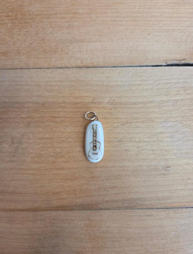 Sha Parle Guitar Charm SH66