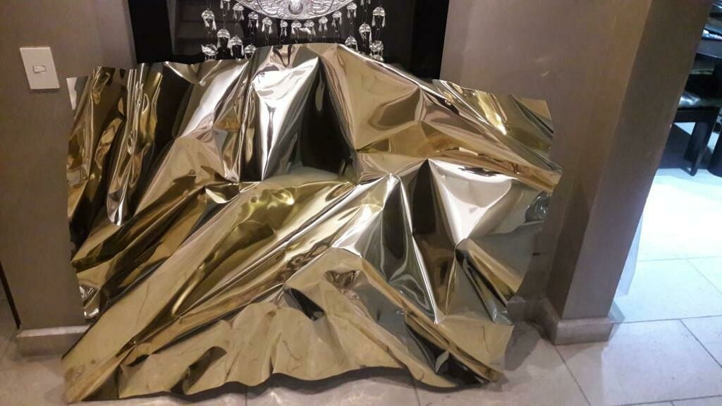 Escultura de Aluminio Dorada Brillante